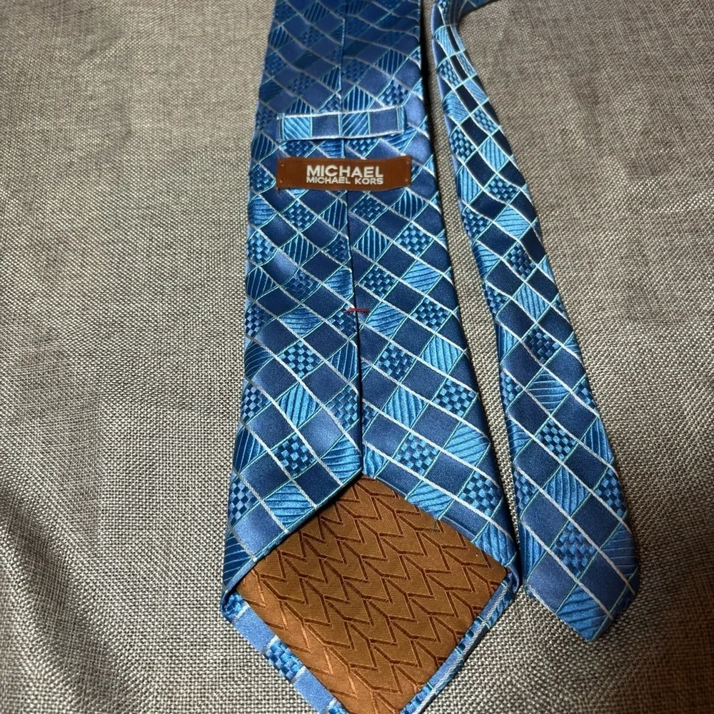 2/$30 Michael Michael Kors 100% Silk Men’s Light Blue Diamond Print Tie